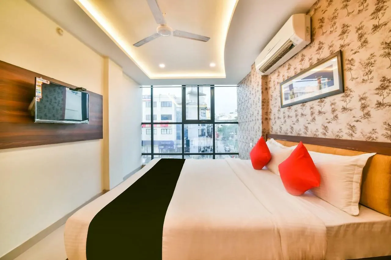 Golden Feather Hotel Udaipur 3*,